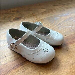 Stride Rite 5.5 White Mary Jane Shoes with Buckle